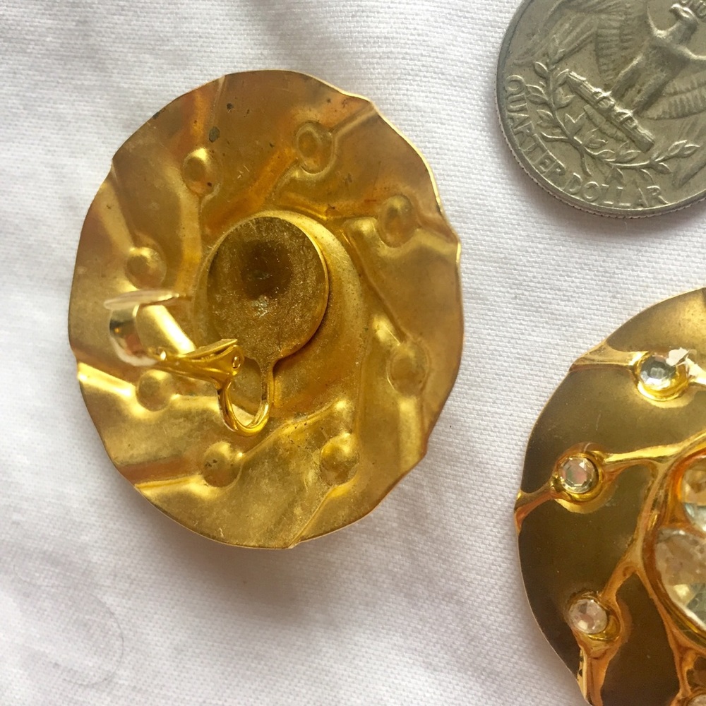 Large gold statement clip on earrings - Picture 2 of 5